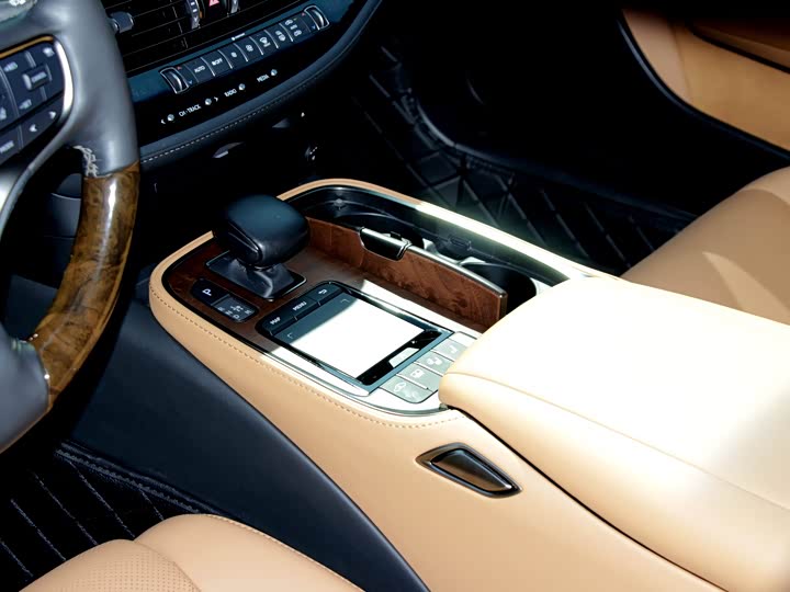 Фото 9 - Lexus LS