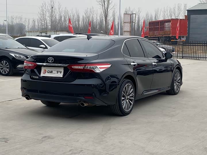 Фото 5 - Toyota Camry