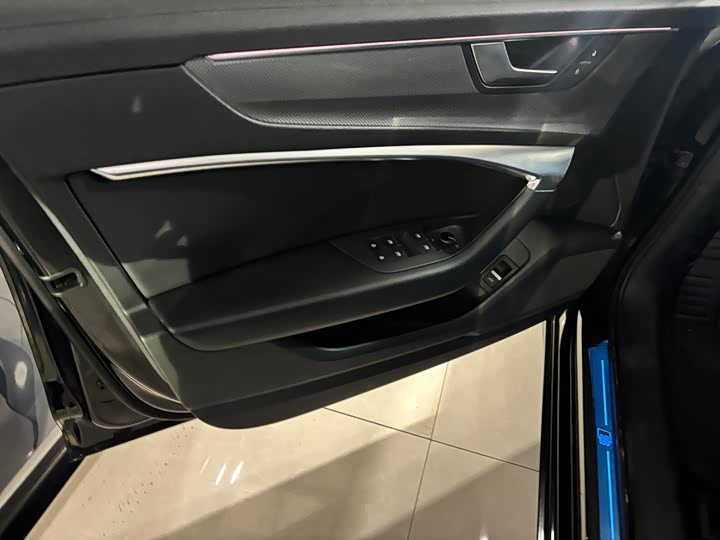 Фото 6 - Audi A6L