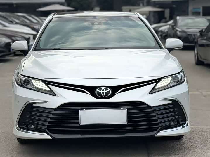Фото 2 - Toyota Camry