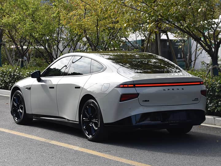 Фото 3 - XPeng P7