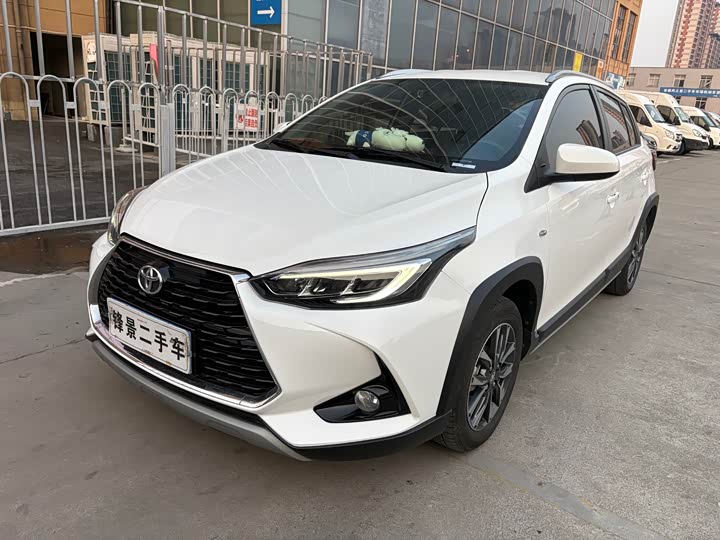 Фото 1 - Toyota Yaris L Hatchback