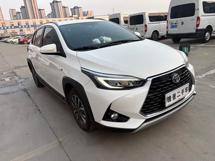 Фото 3 - Toyota Yaris L Hatchback