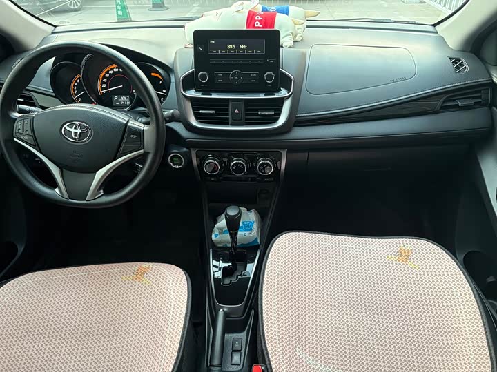 Фото 5 - Toyota Yaris L Hatchback