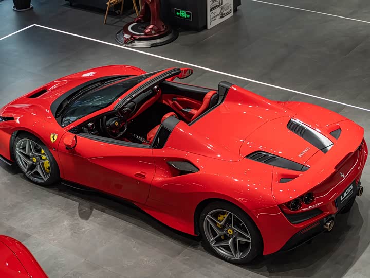 Фото 4 - Ferrari F8