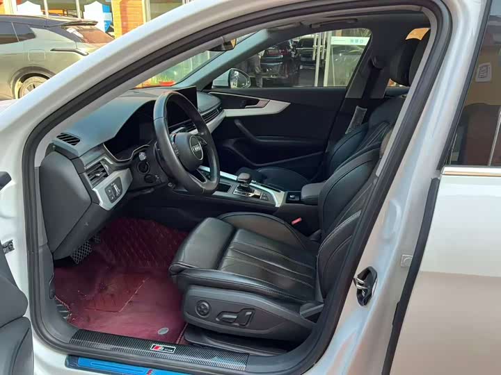 Фото 4 - Audi A4L