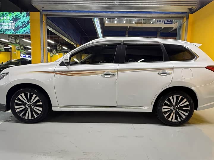 Фото 4 - Mitsubishi Outlander