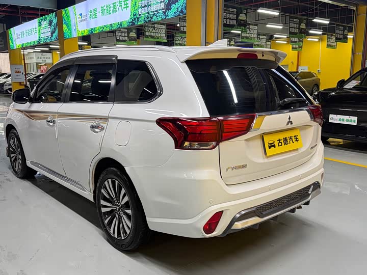 Фото 7 - Mitsubishi Outlander