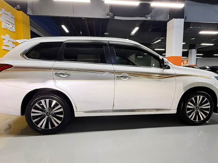 Фото 8 - Mitsubishi Outlander