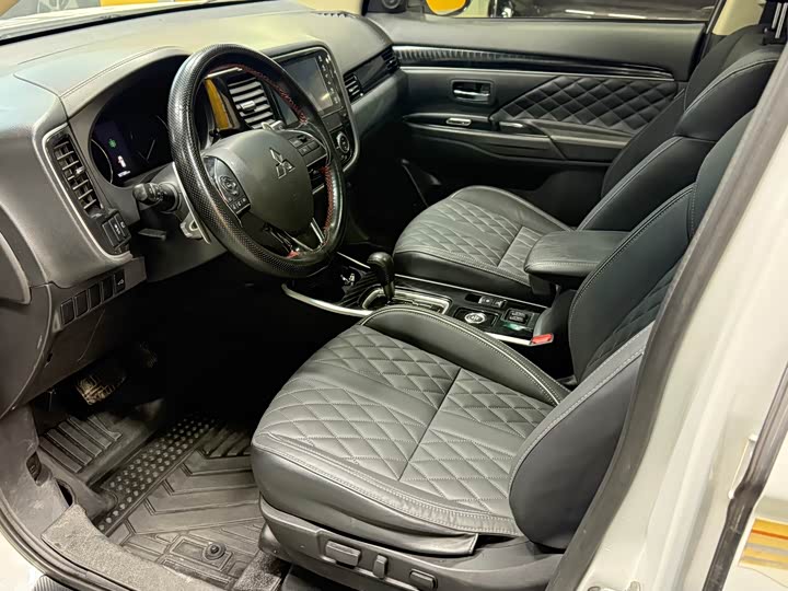 Фото 9 - Mitsubishi Outlander