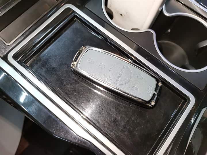 Фото 9 - Roewe iMax 8