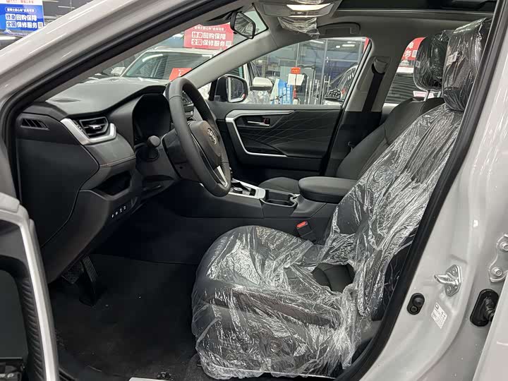 Фото 4 - Toyota RAV4