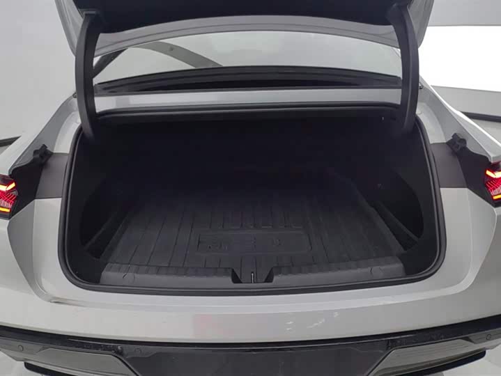 Фото 4 - Geely Galaxy E8