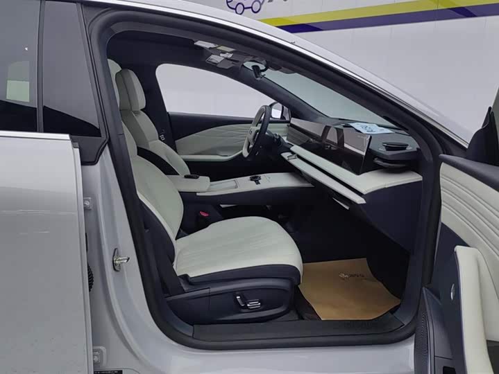 Фото 8 - Geely Galaxy E8