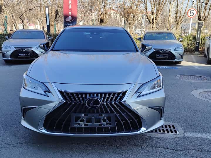 Фото 2 - Lexus ES