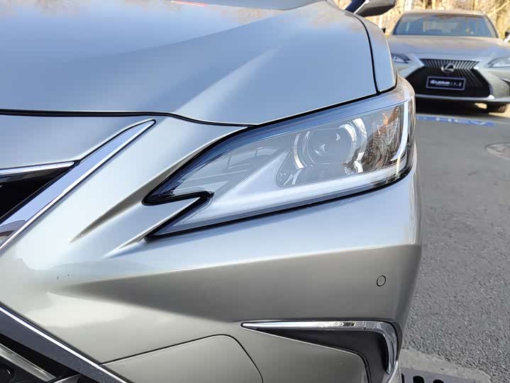 Фото 3 - Lexus ES