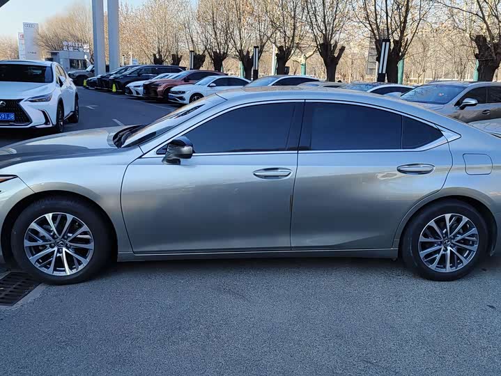 Фото 4 - Lexus ES