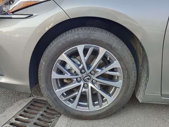 Фото 7 - Lexus ES