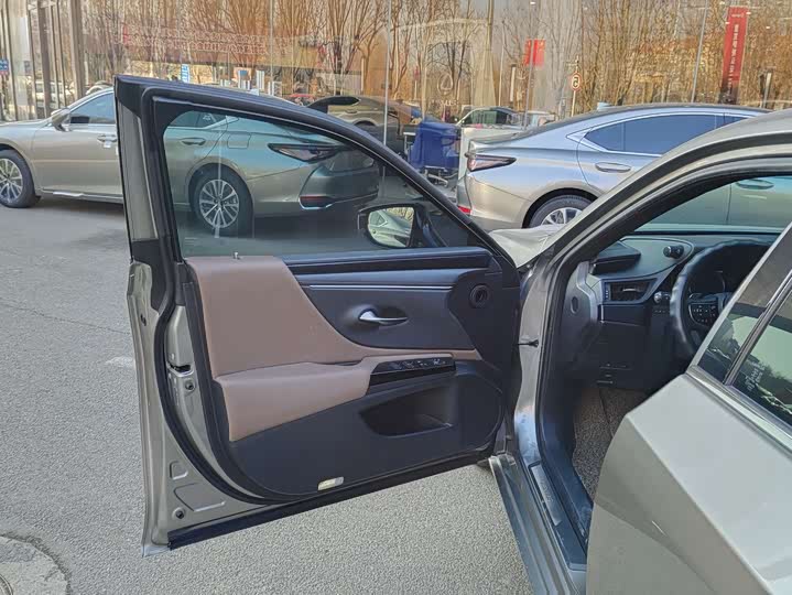 Фото 8 - Lexus ES