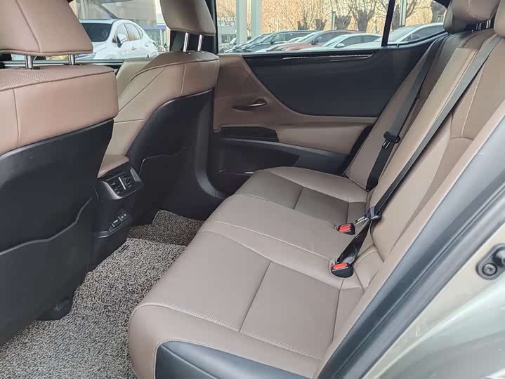 Фото 9 - Lexus ES