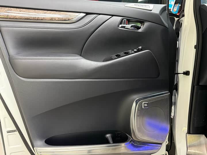 Фото 5 - Toyota Alphard