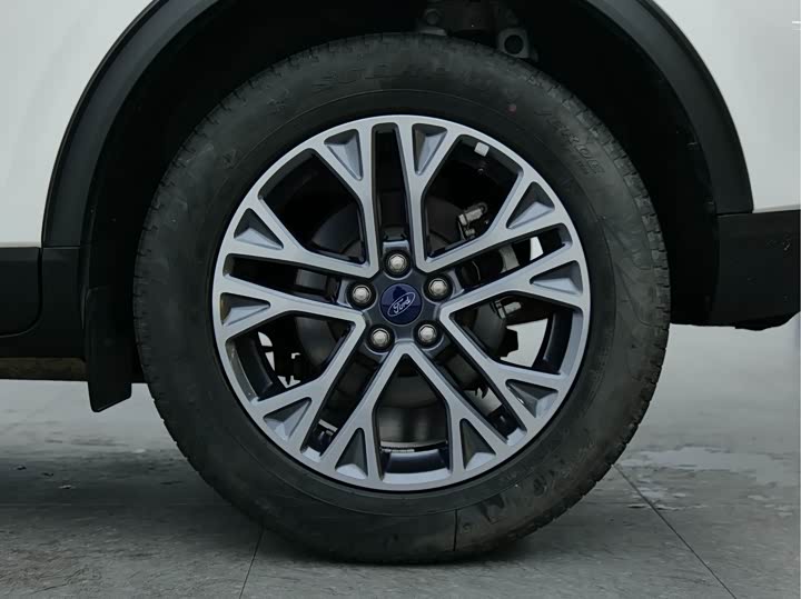 Фото 9 - Ford Escape