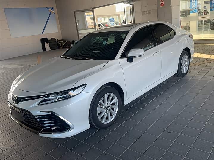 Фото 2 - Toyota Camry