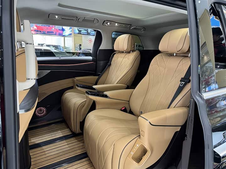 Фото 7 - Denza D9