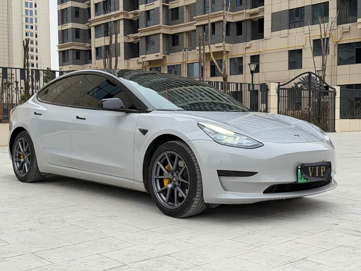 Фото 1 - Tesla Model 3