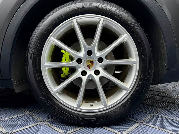 Фото 2 - Porsche Cayenne Hybrid