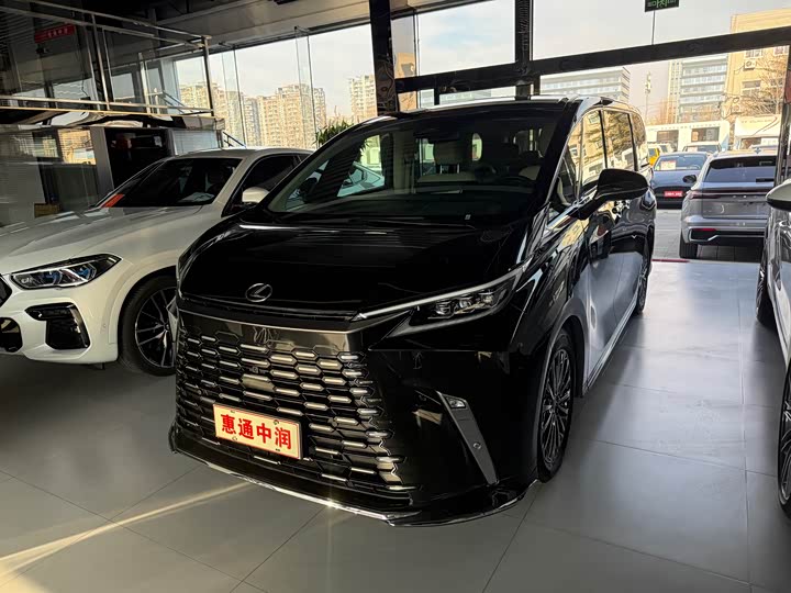 Фото 1 - Lexus LM