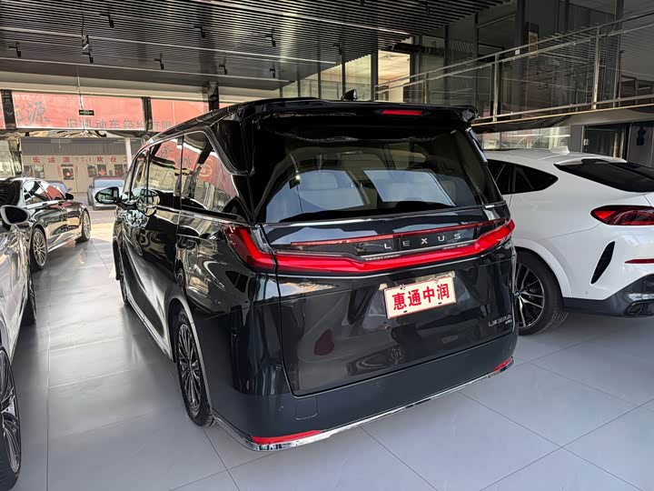 Фото 2 - Lexus LM