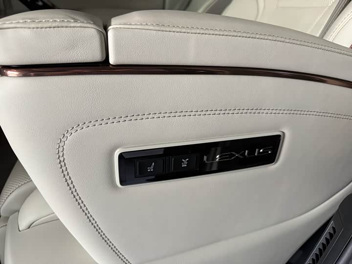 Фото 9 - Lexus LM