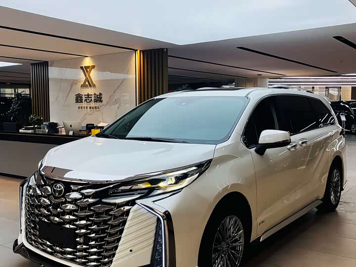 Фото 1 - Toyota Granvia