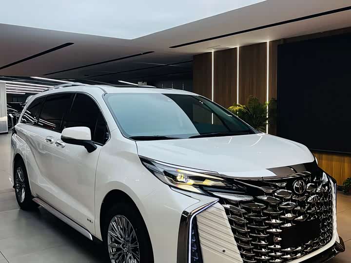 Фото 2 - Toyota Granvia