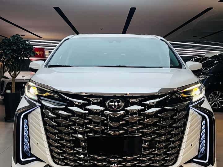 Фото 3 - Toyota Granvia