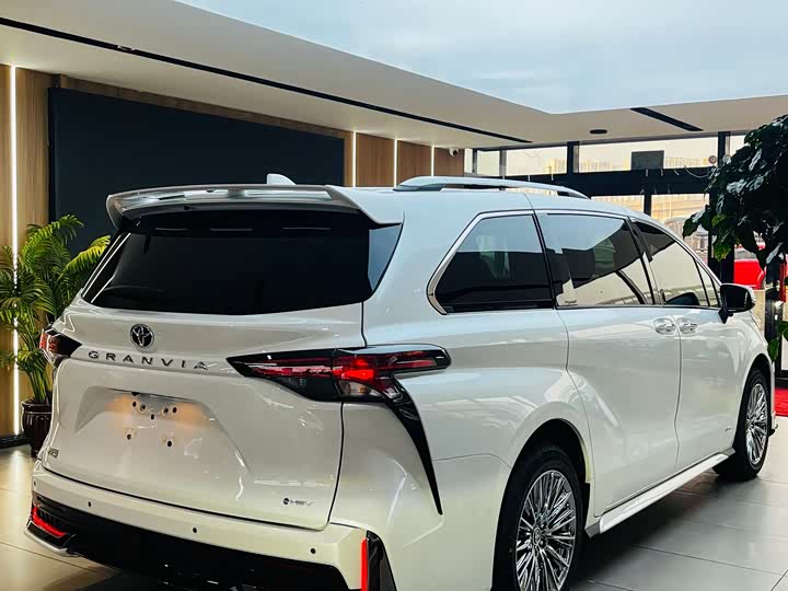 Фото 4 - Toyota Granvia