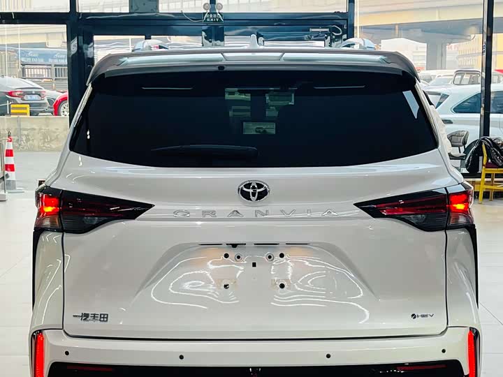 Фото 5 - Toyota Granvia