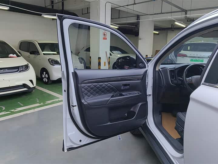 Фото 7 - Mitsubishi Outlander