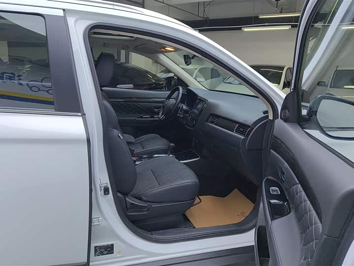 Фото 8 - Mitsubishi Outlander