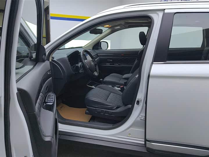 Фото 9 - Mitsubishi Outlander