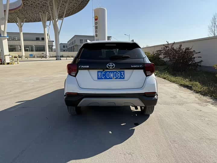 Фото 3 - Toyota Yaris L Hatchback