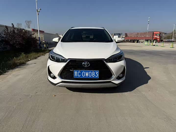 Фото 4 - Toyota Yaris L Hatchback