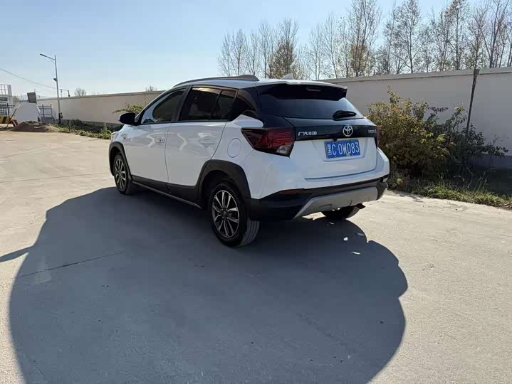 Фото 5 - Toyota Yaris L Hatchback