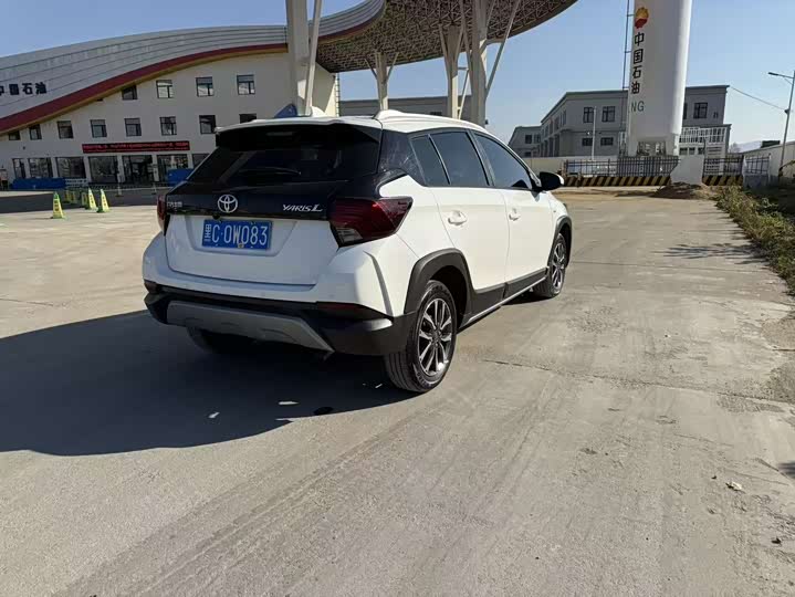 Фото 6 - Toyota Yaris L Hatchback