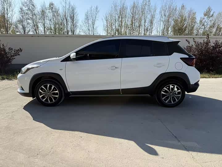 Фото 7 - Toyota Yaris L Hatchback