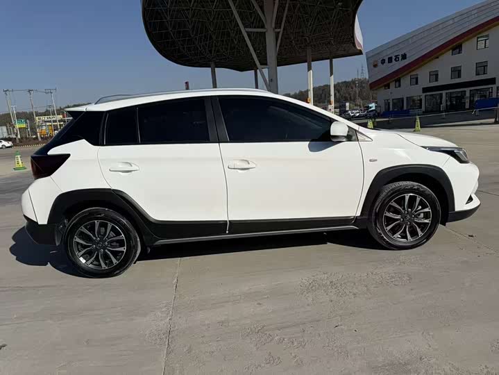 Фото 8 - Toyota Yaris L Hatchback