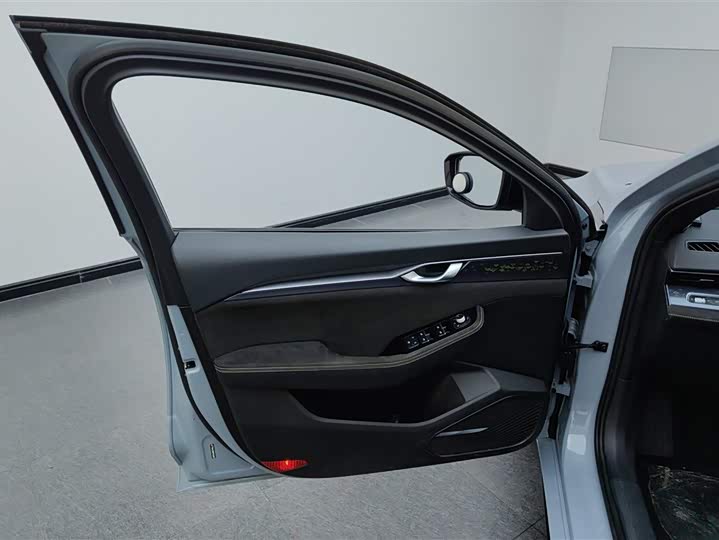 Фото 7 - Geely Preface