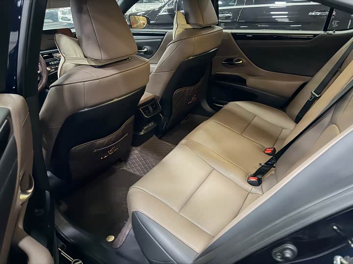 Фото 5 - Lexus ES