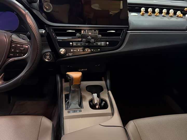 Фото 7 - Lexus ES